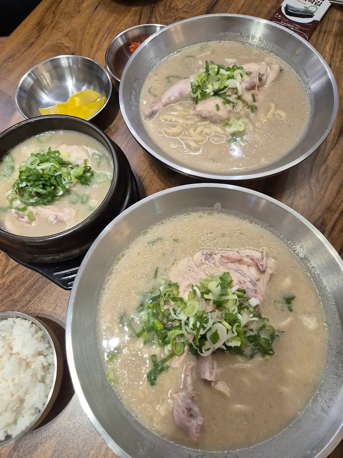 A bowl of dak kalguksu at Eonyang Dak Kalguksu Songcheon-dong Eco City Branch