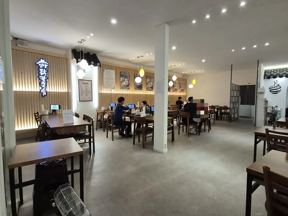 View of the clean interior tables