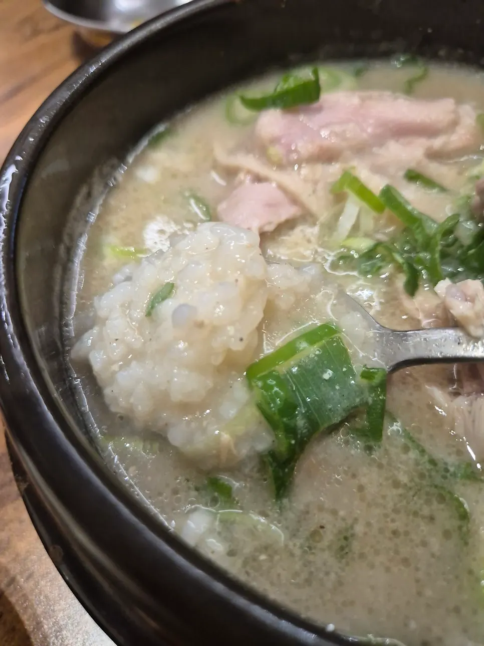 Mixing rice with kimchi into the dak gomtang