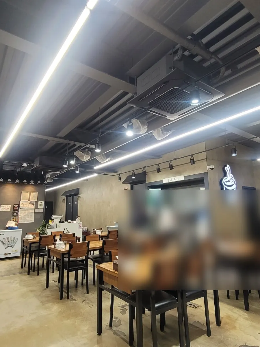 Entrance of Eonyang Dak Kalguksu Tongdosa Branch on Tongdosa-ro
