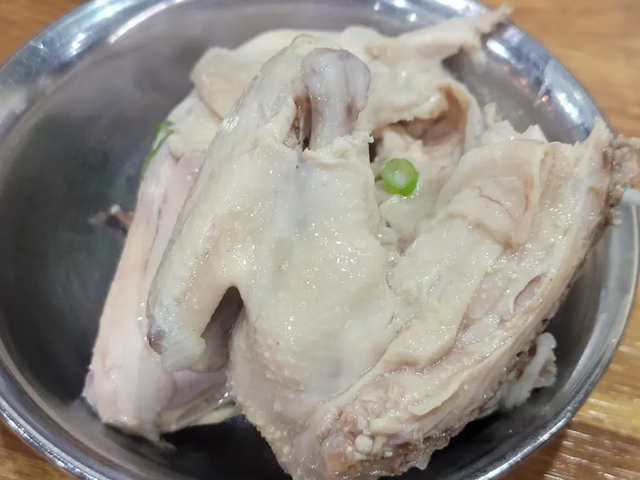 A bowl of dak-gomtang packed with chicken