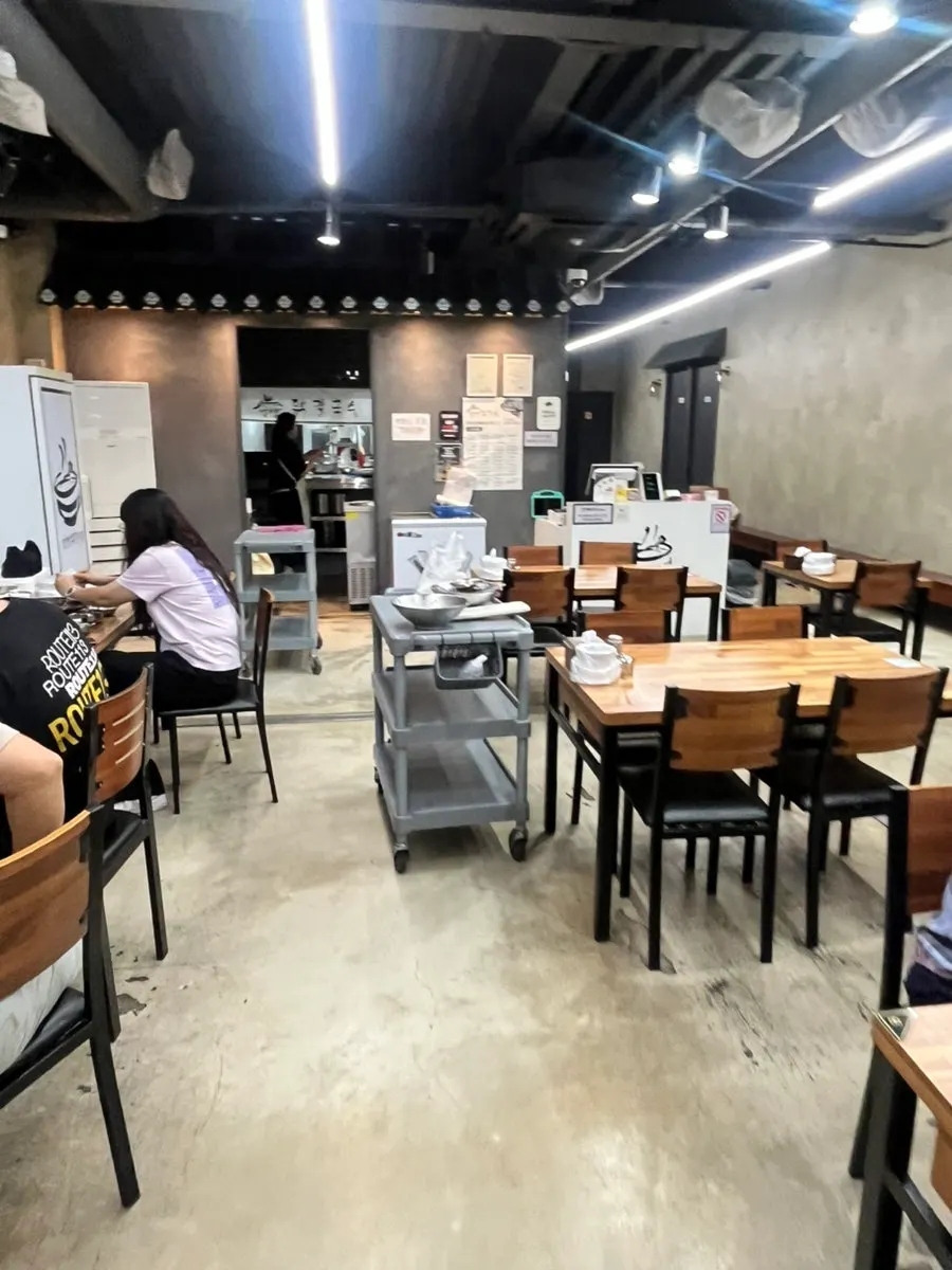 Spacious dining hall inside Eonyang Dak Kalguksu Tongdosa Branch