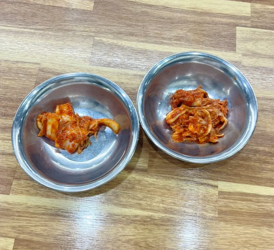 Basic side dishes served with the kalguksu
