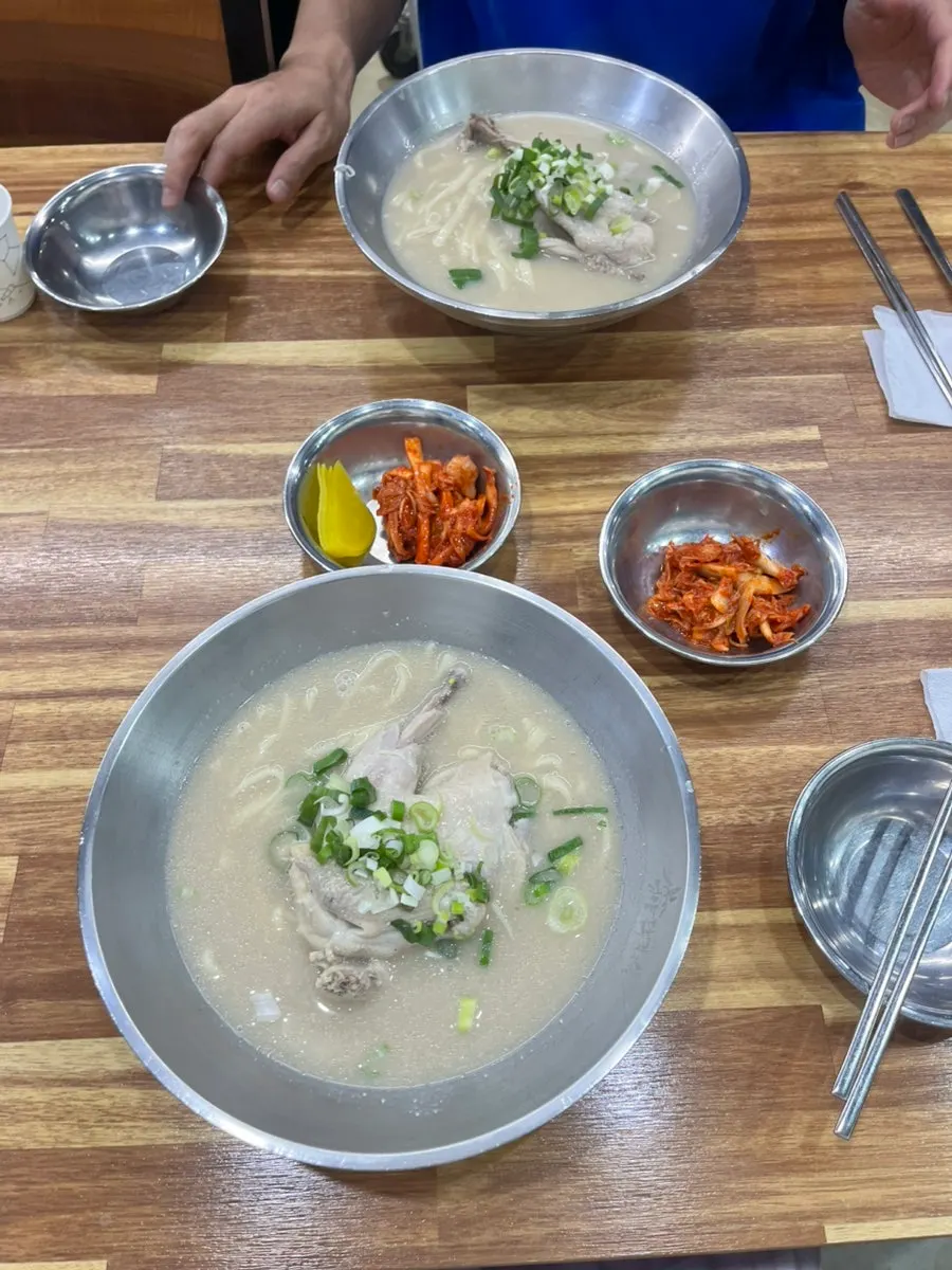 A full meal spread of dak kalguksu and mandu