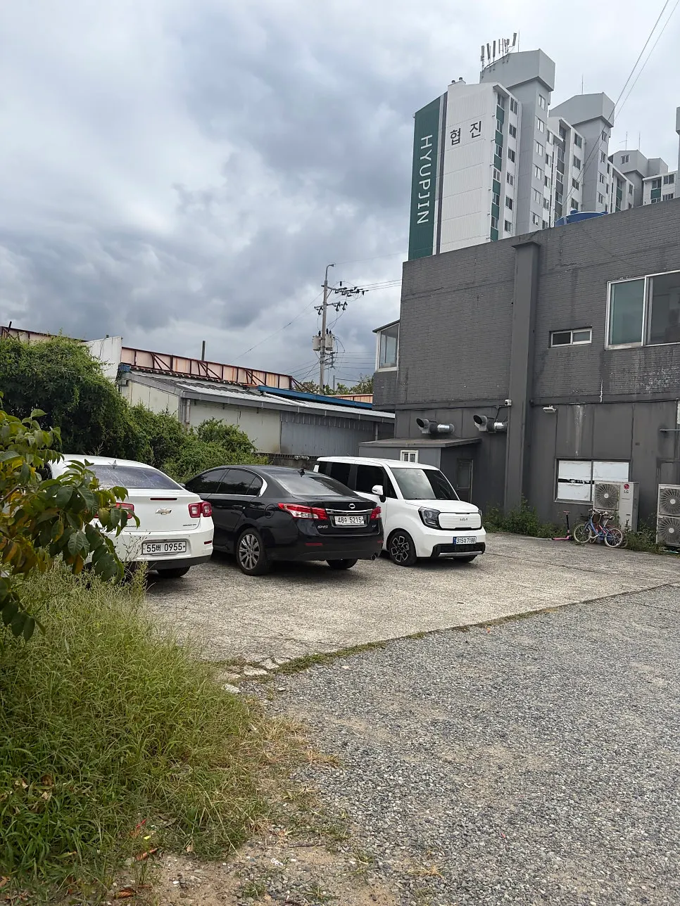 The building and surroundings of Eonyang Dak Kalguksu Tongdosa Branch