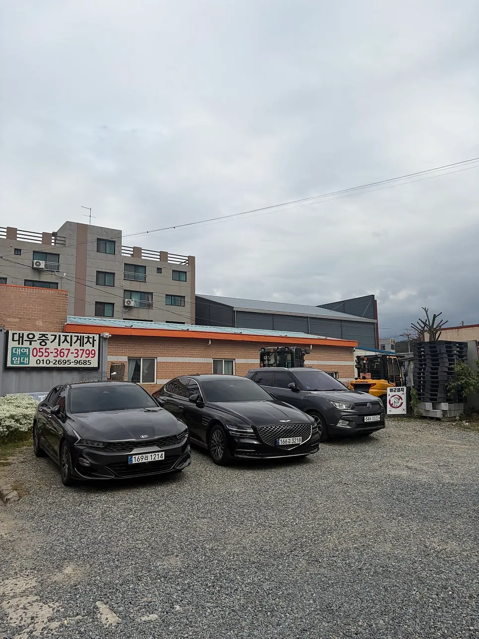 The parking lot area of Eonyang Dak Kalguksu Tongdosa Branch