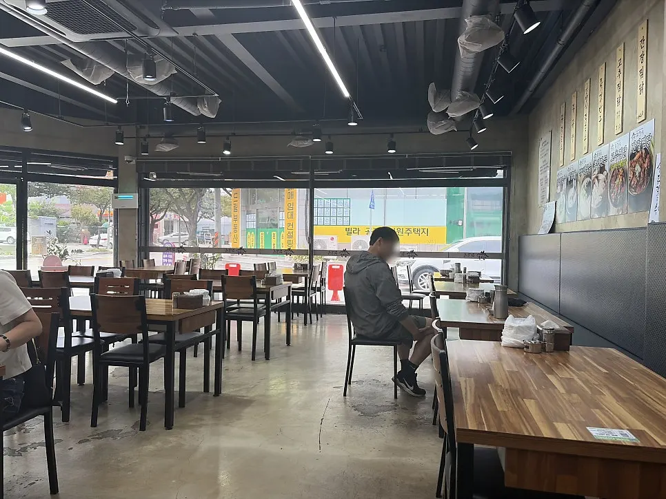 Spacious interior seating at Eonyang Dak Kalguksu Tongdosa Branch