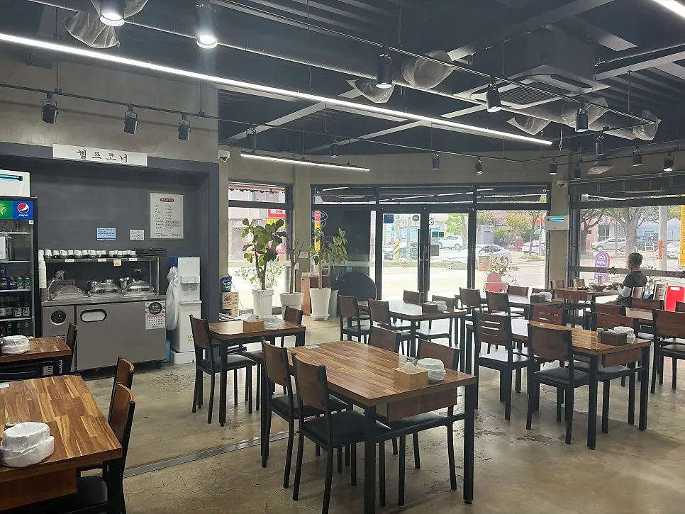 View of the dining hall tables at Eonyang Dak Kalguksu Tongdosa Branch