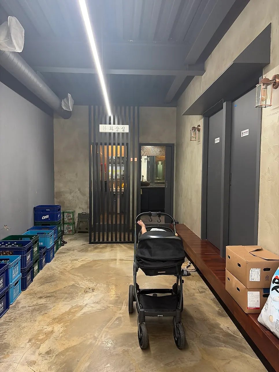 Indoor seating layout at Eonyang Dak Kalguksu Tongdosa Branch