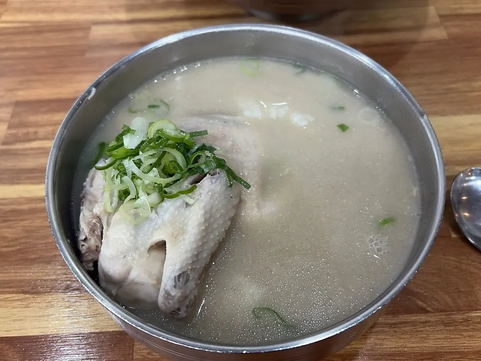 A bowl of dakgomtang with rice mixed in