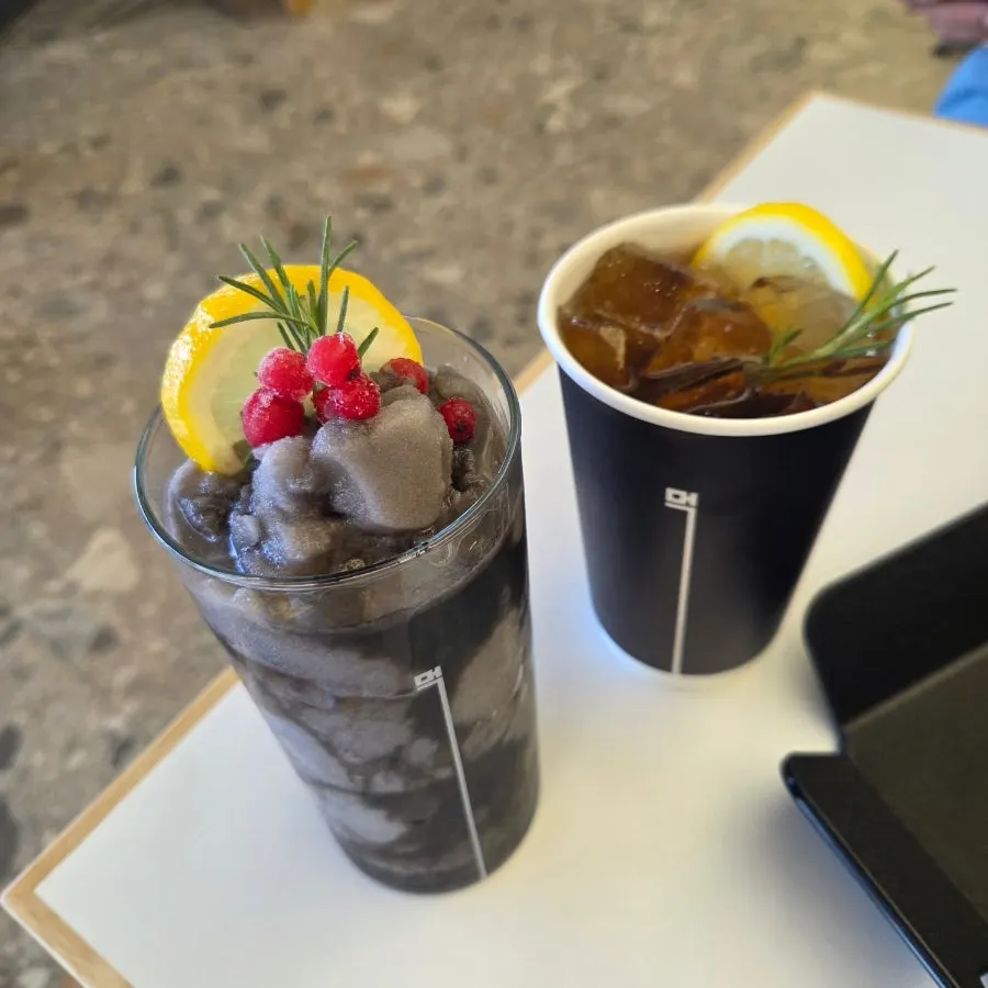 카페 먹 빵과 디저트 진열 관련 사진