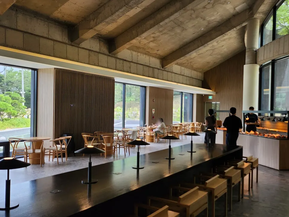 The exterior atmosphere at MUG