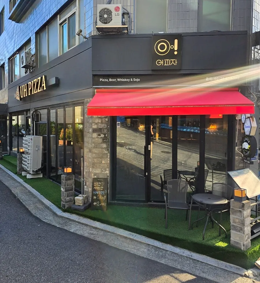 Fachada del pizza bar Eopija cerca de la estación Yeongchang