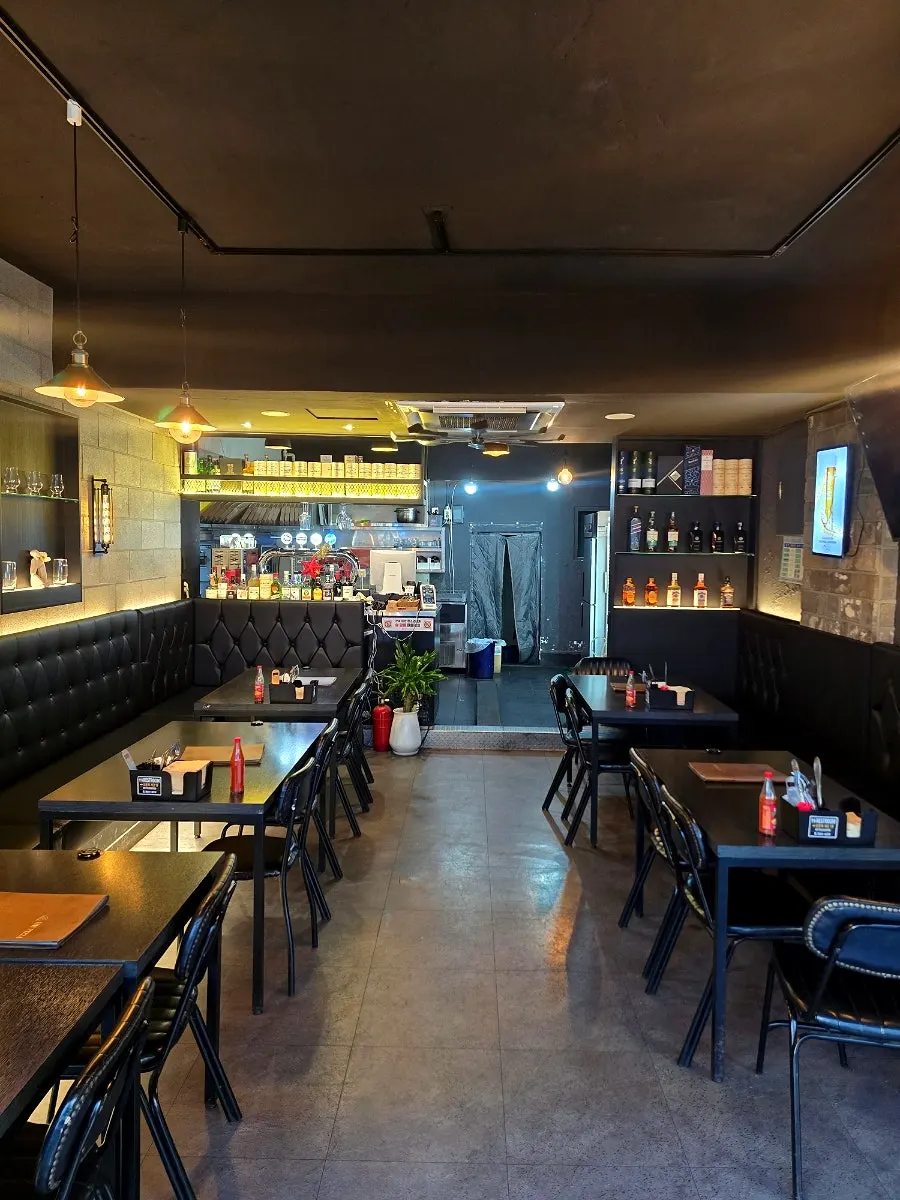 Panel con el menú de comida y bebidas de Eopija