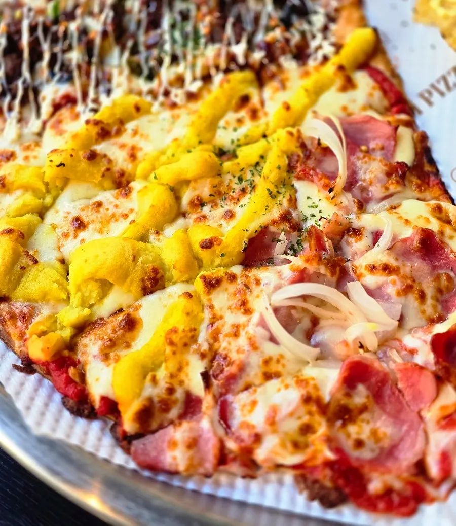 Media pizza de Eopija dividida en cuatro sabores