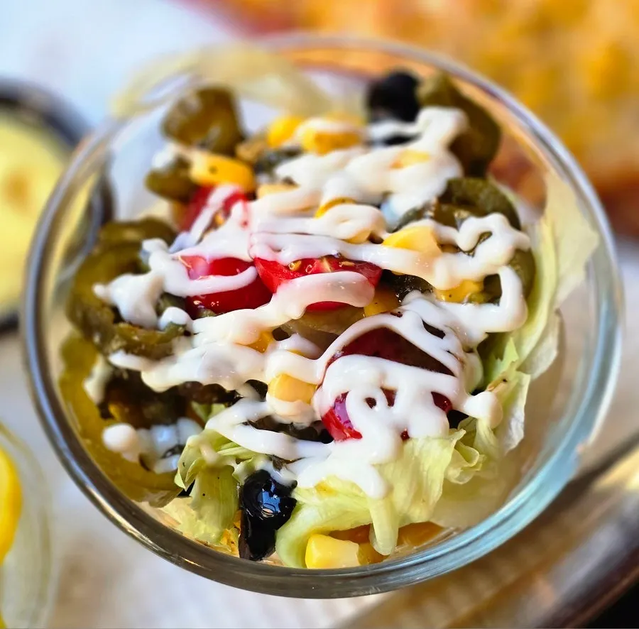 Plato de side con nachos, salsa para mojar y pepinillos