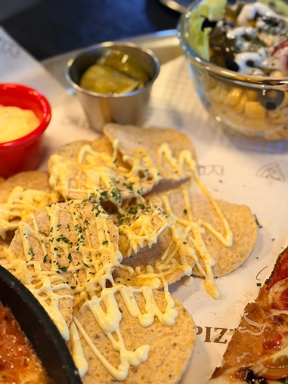 Nachos y ensalada incluidos en el set