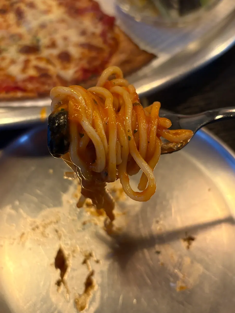 Bocado de oven spaghetti con abundante salsa de tomate