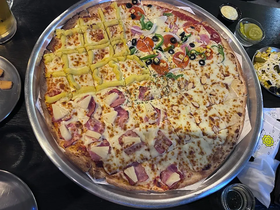 Freshly served 4-flavor pizza at Eopija