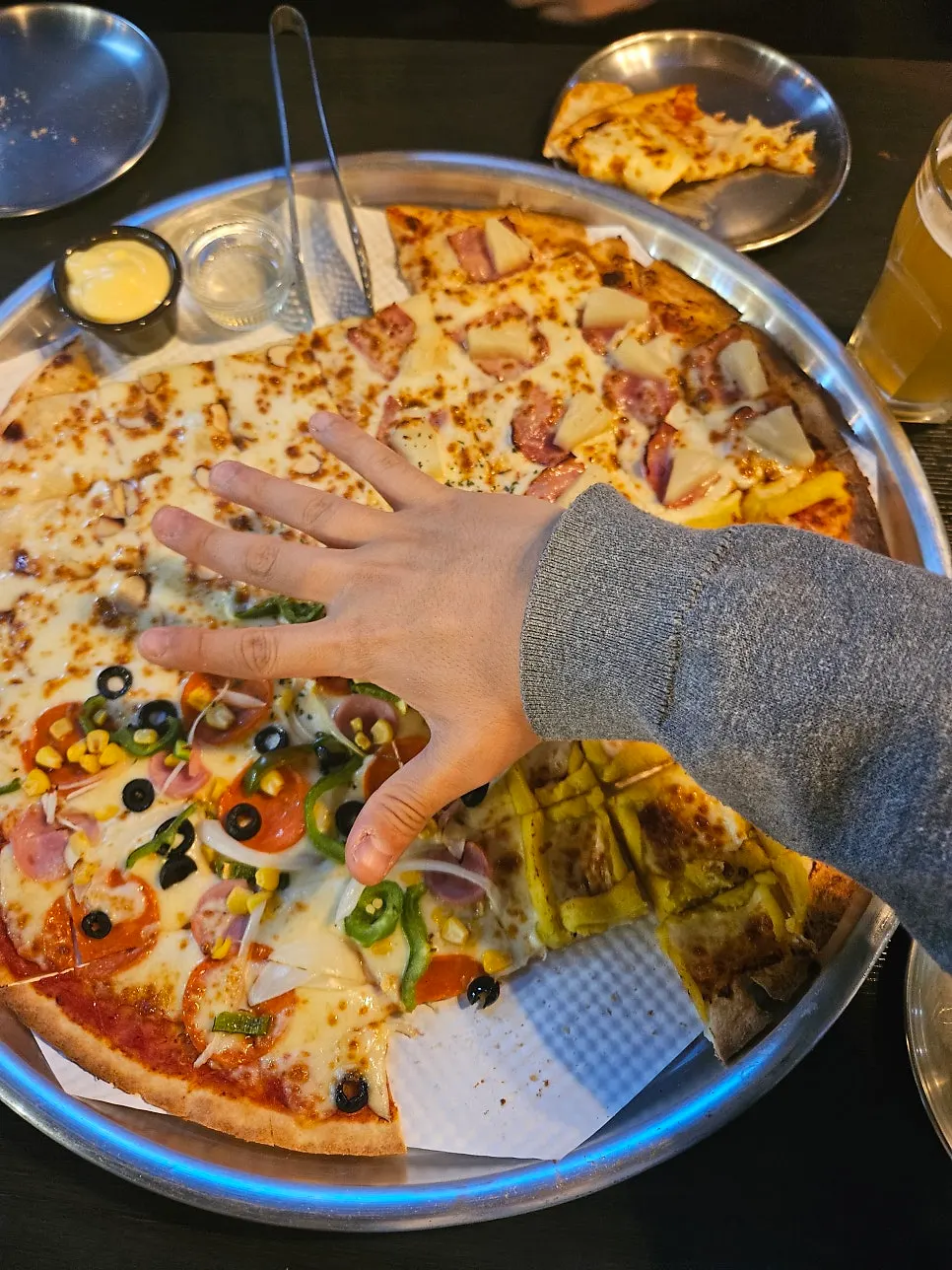 A slice removed from the pizza at Eopija