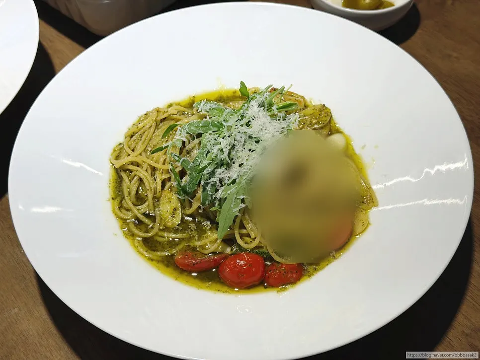 어푸키친 바질 오일 파스타 한 접시