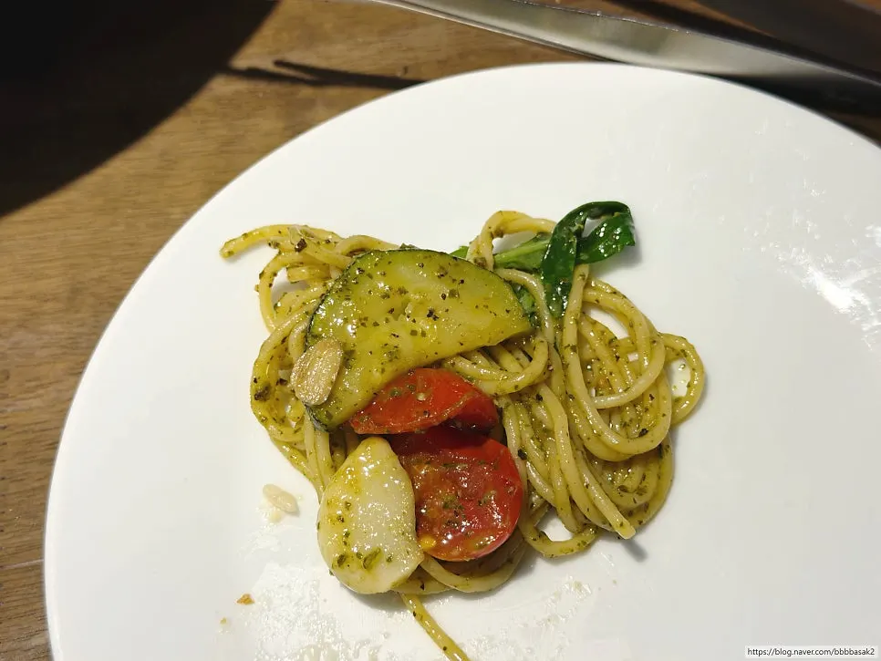 편마늘과 토마토가 보이는 바질 오일 파스타