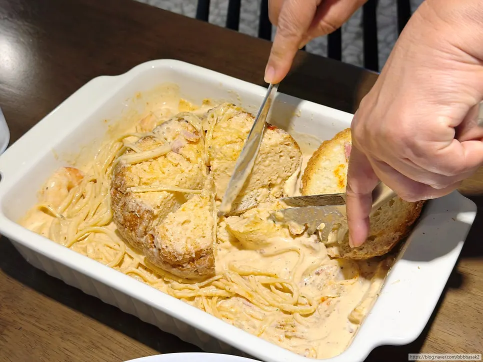 커다란 빵에 담겨 나온 빠네 투움바 파스타