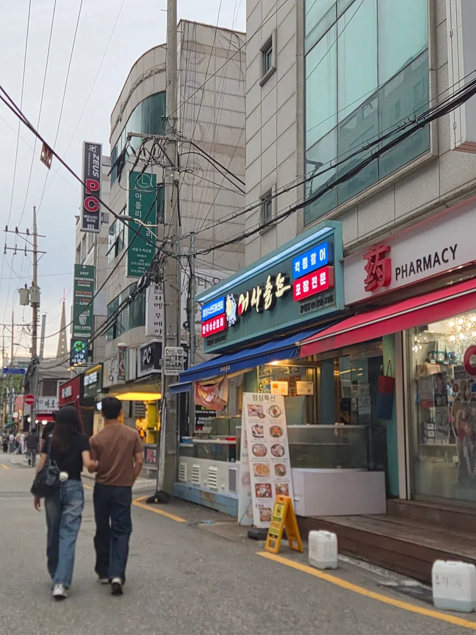 Exterior of Eosa Chulto Hongdae Branch in the middle of Hongdae