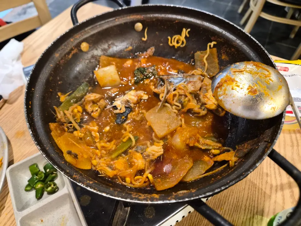 A plate of ₩20,000 live octopus