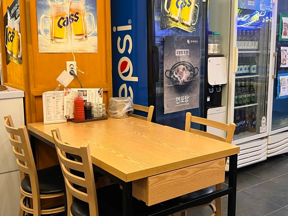 Interior hall and tables at Eosa Chulto Hongdae Branch