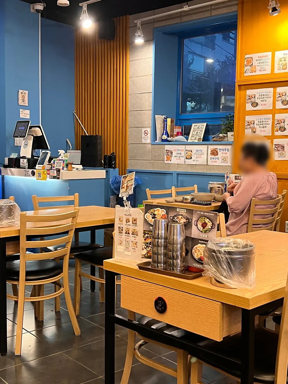 Vertical view of the interior of Eosa Chulto Hongdae Branch