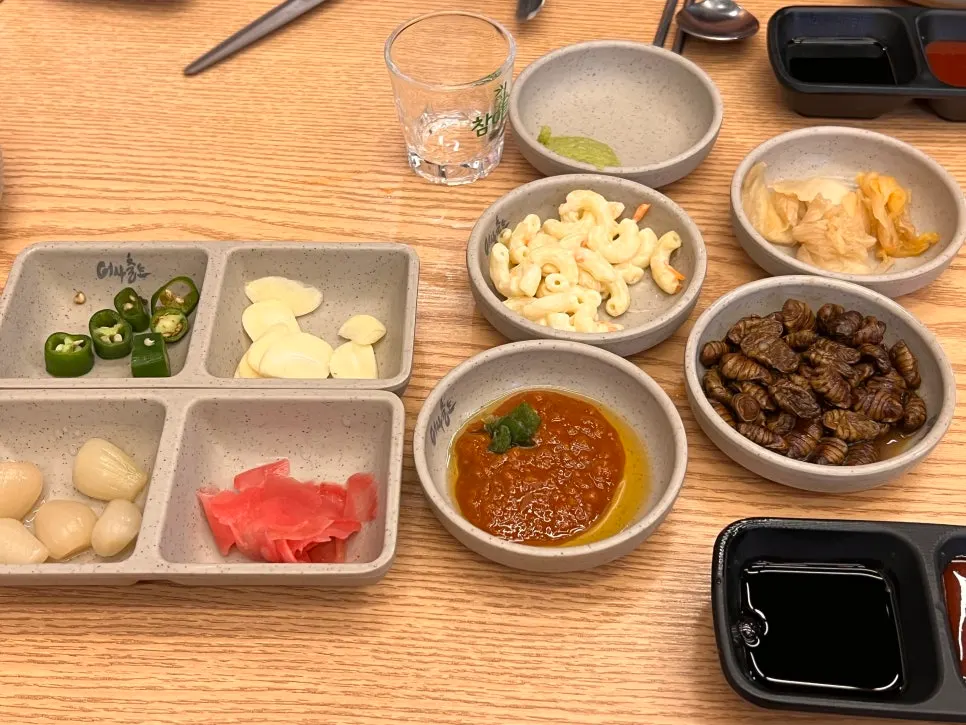 Basic side dish spread at Eosa Chulto Hongdae Branch