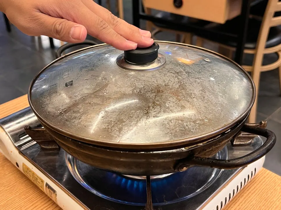Covered pot of salt-grilled king prawns