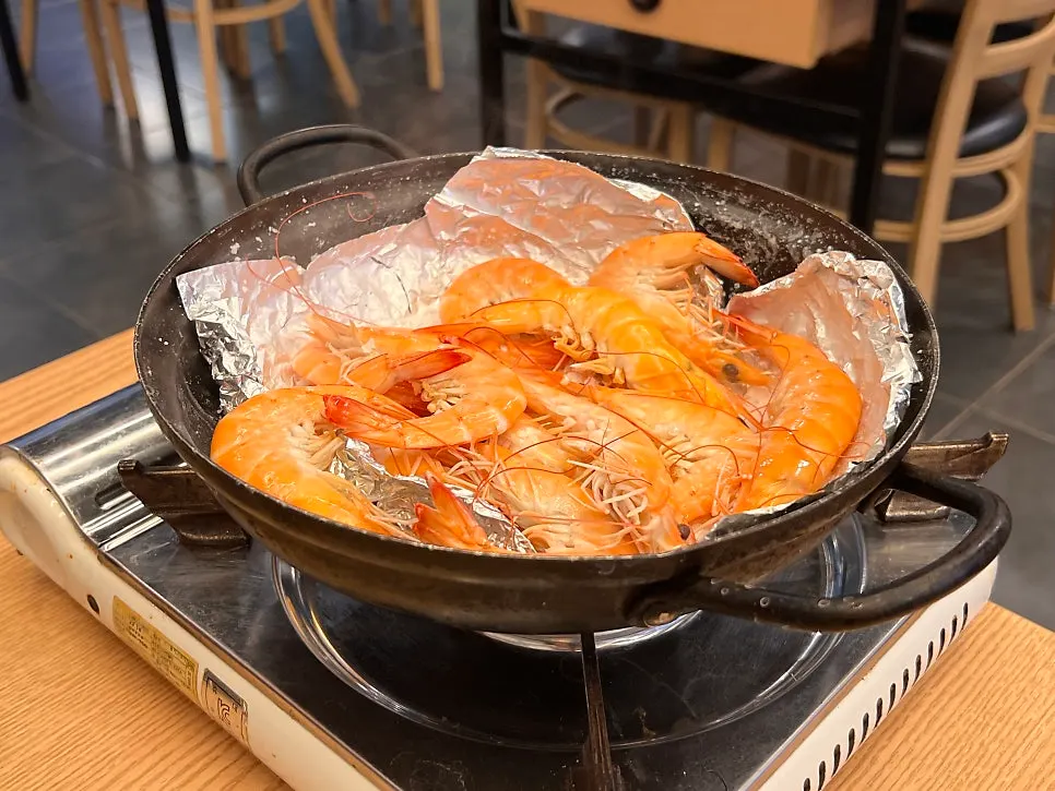 Salt-grilled king prawns cooked red