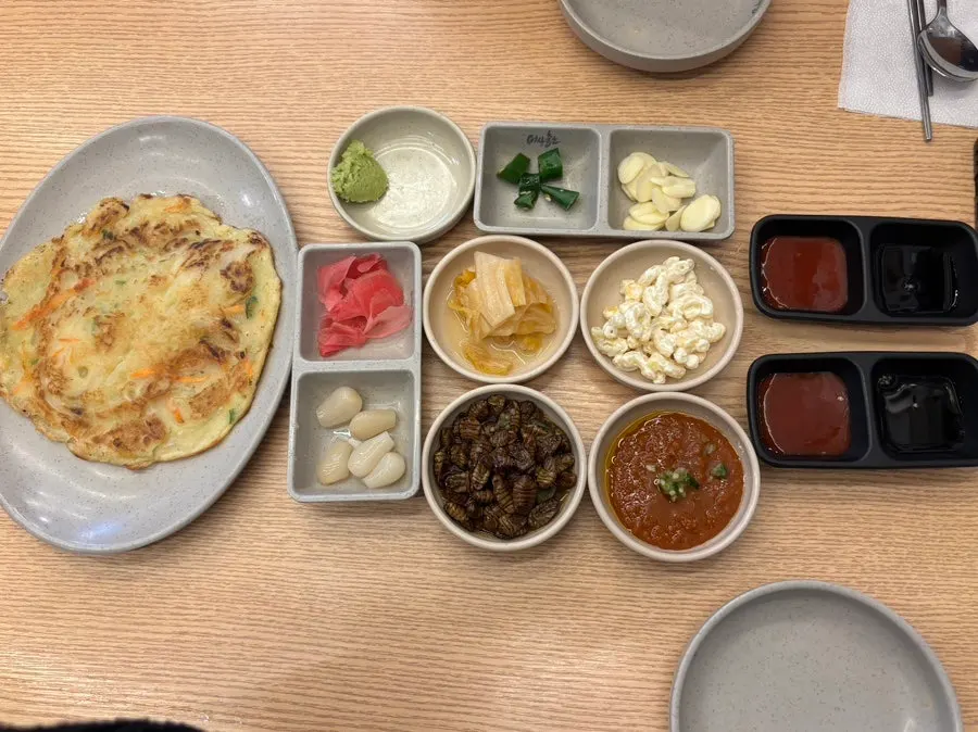 어사출또 홍대점 기본 상차림 밑반찬