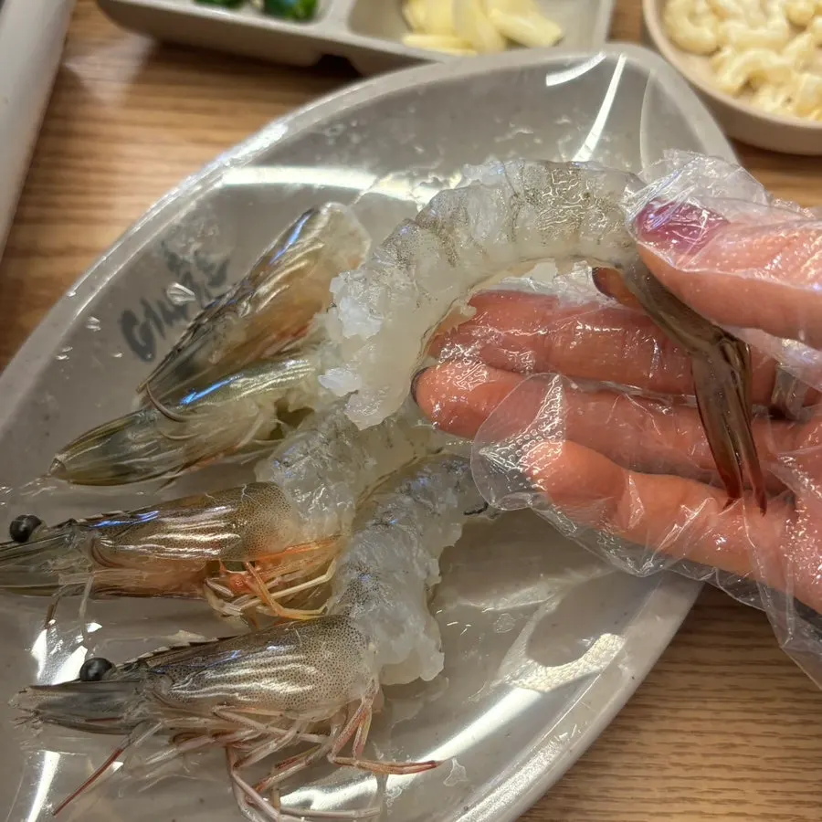 탱글한 식감의 제철 생새우회 클로즈업