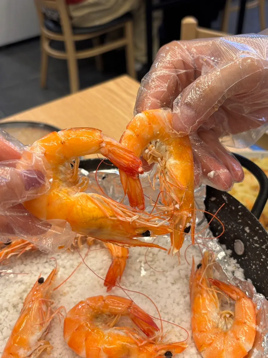 껍질을 깐 새우소금구이 한 마리