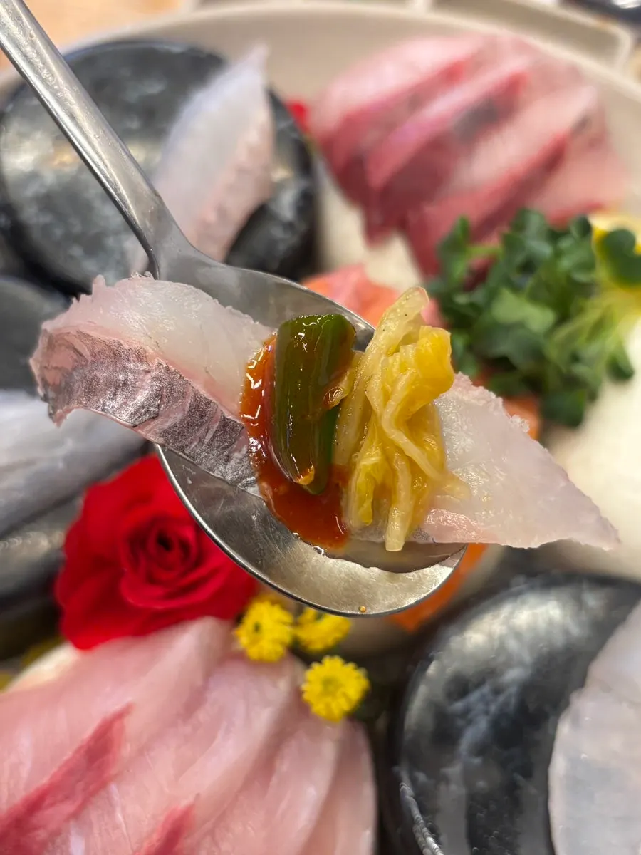 백김치와 함께 차려진 모듬회 상차림
