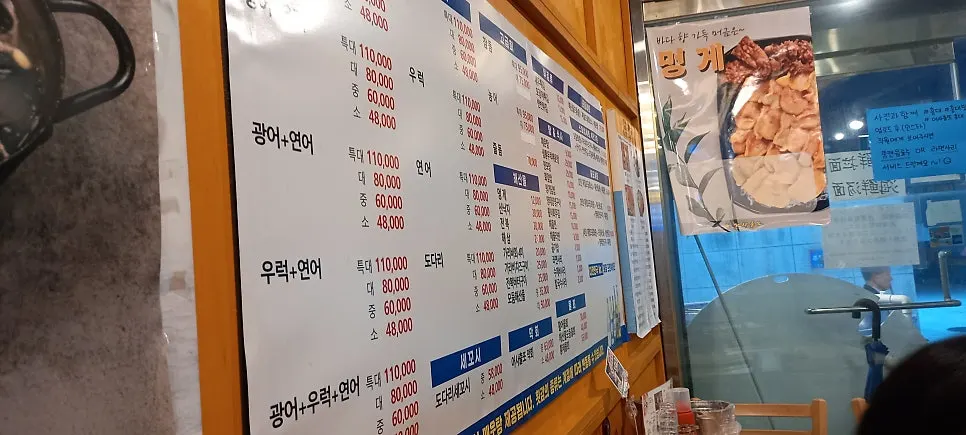 매장 안에서 바라본 비 오는 홍대 골목