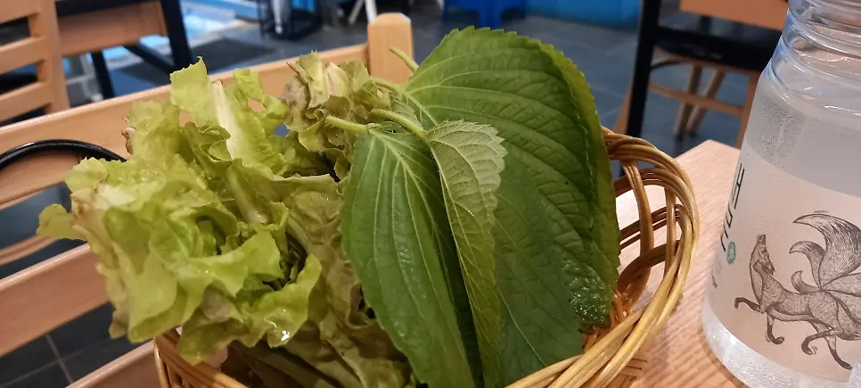 마늘 고추 락교 와사비 등 기본찬 세팅