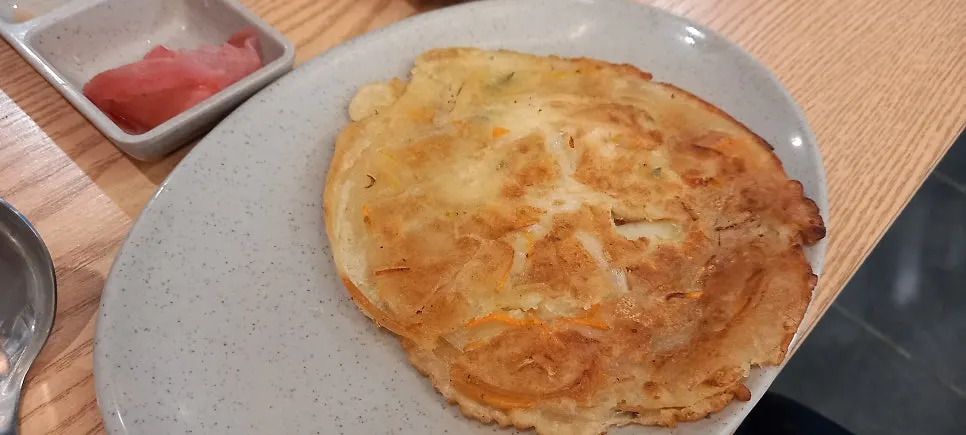 얇게 부친 야채전 한 접시