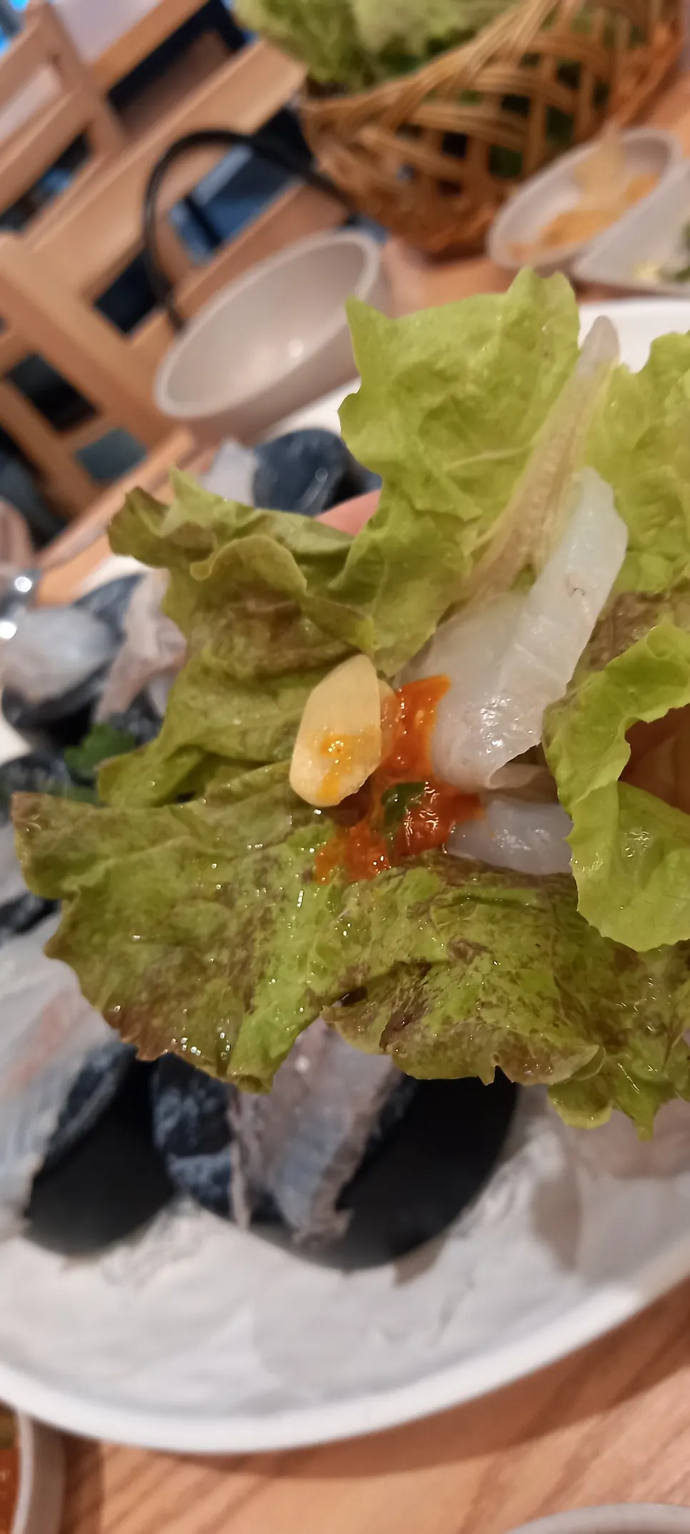 광어회 한 점 근접 사진