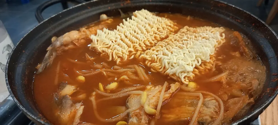 매운탕에 라면사리를 넣은 모습