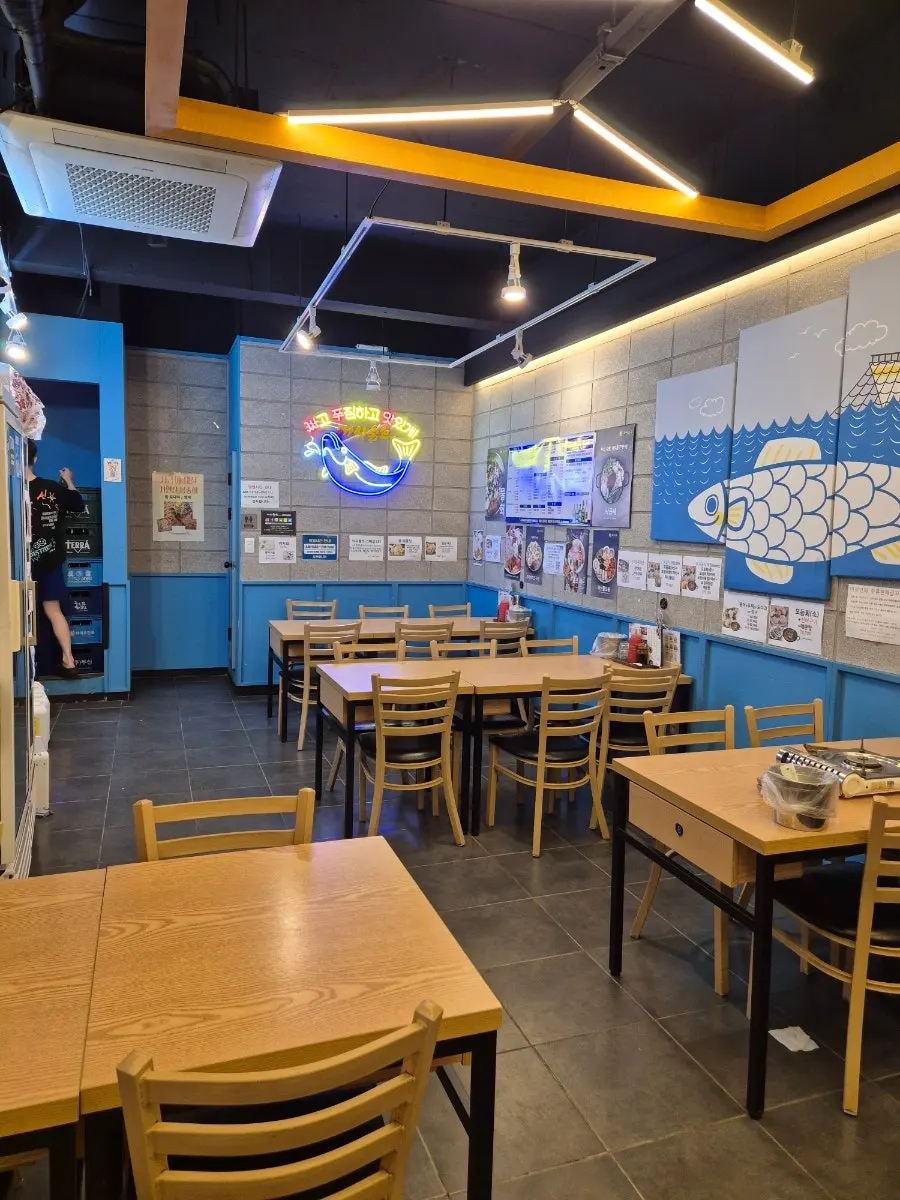 Fish tank with a large squid in front of the restaurant