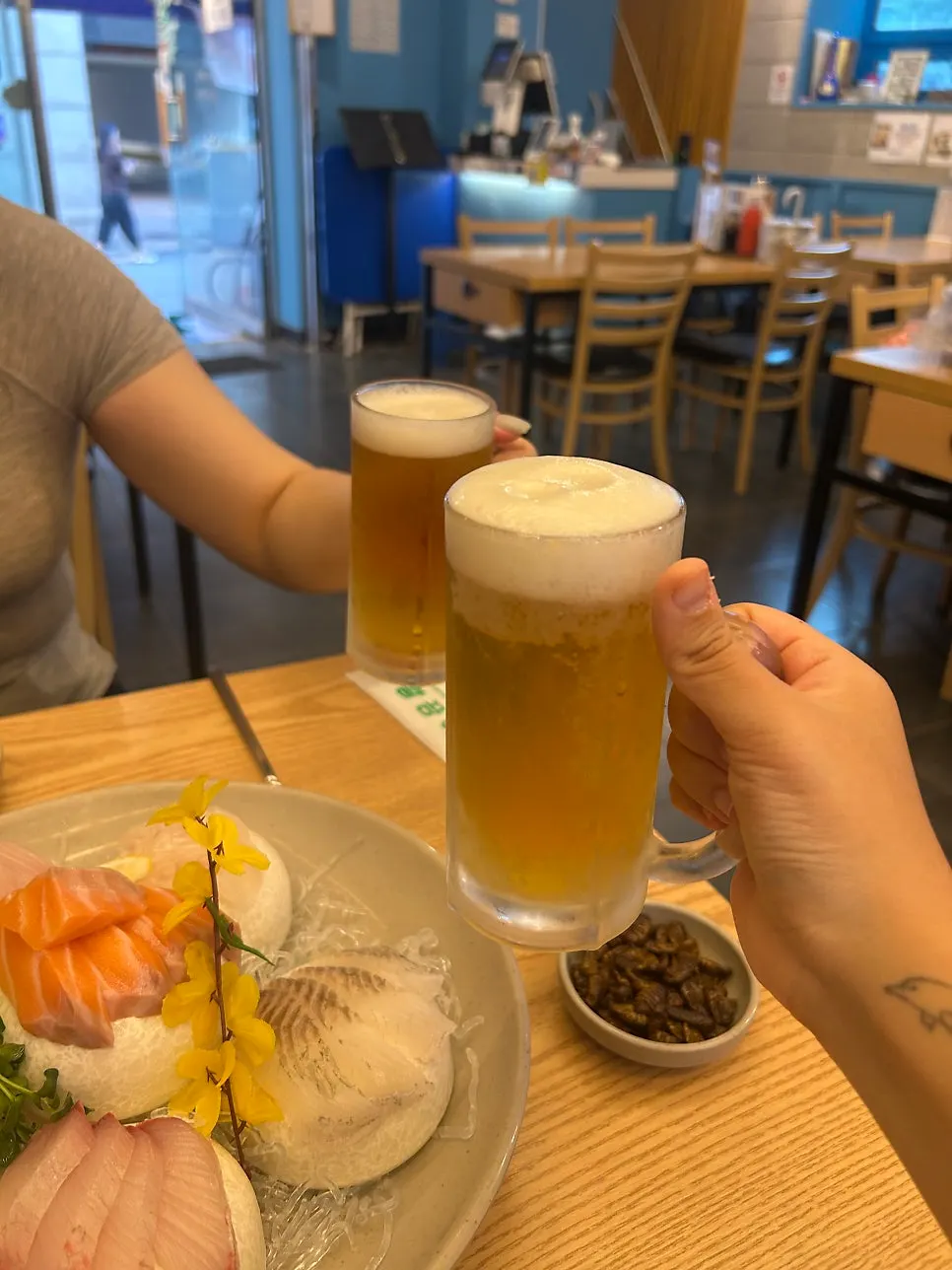 회에 곁들인 시원한 생맥주