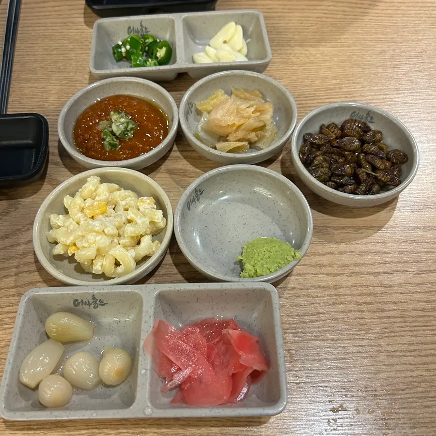 고추와 마늘, 와사비가 놓인 기본찬 상차림
