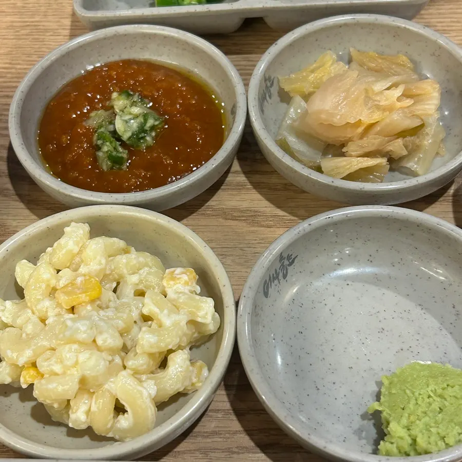 콘샐러드와 절임류 기본찬