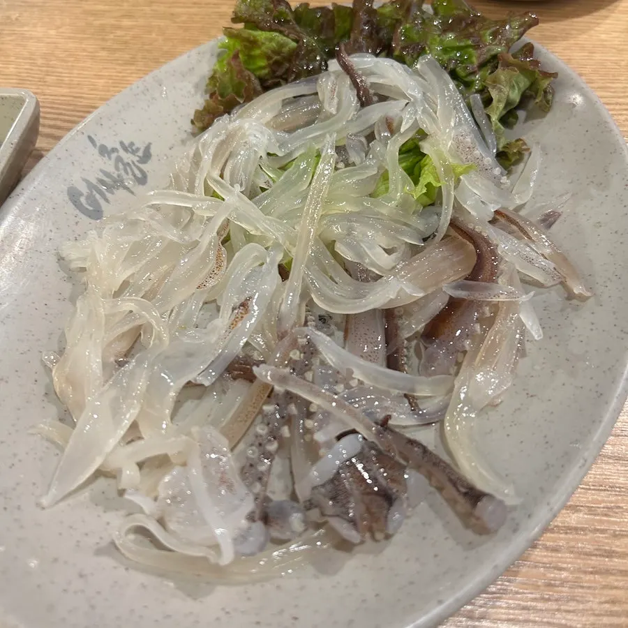 두툼하게 썰린 회 클로즈업