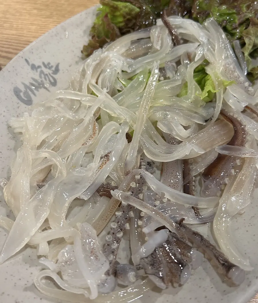 채소와 함께 담긴 오징어회