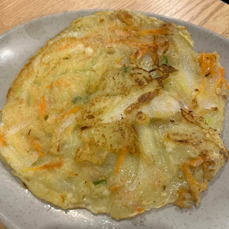 노릇하게 구워져 나온 전 한 접시